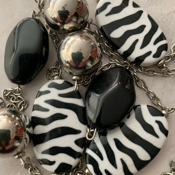 Black and White Zebra Print Lucite Beads Necklace - Picture 3 of 4